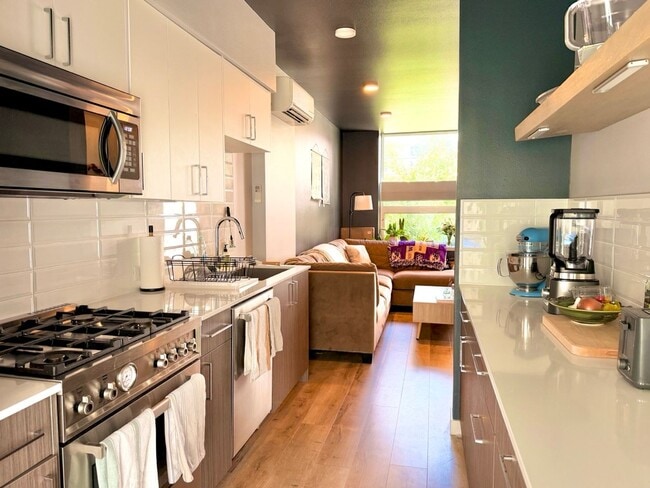Building Photo - Modern & Spacious 3-Story Home in Seattle