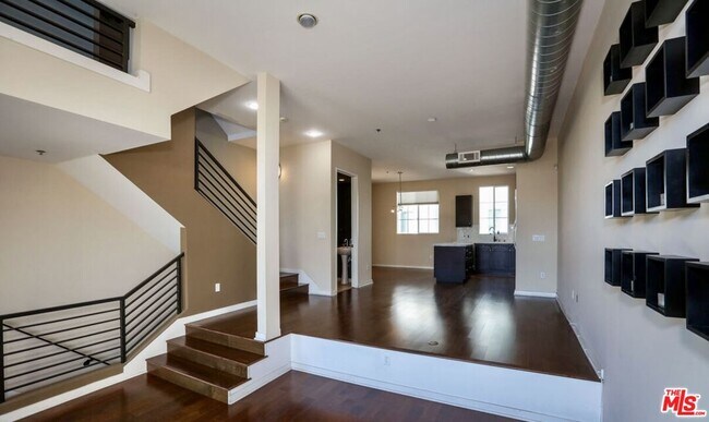 Building Photo - 5350 Playa Vista Dr