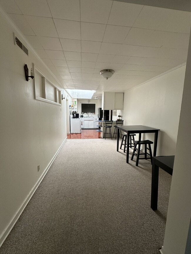 Building Photo - 3 Bed 1 Bath overlooking historic Grand Ave Available June 1st!