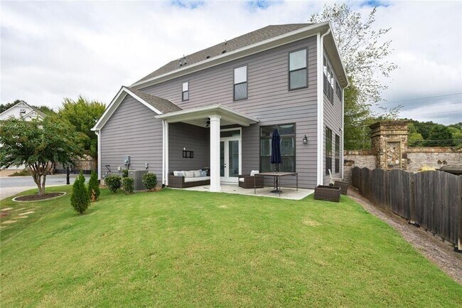 Building Photo - 109 Village Green Ave