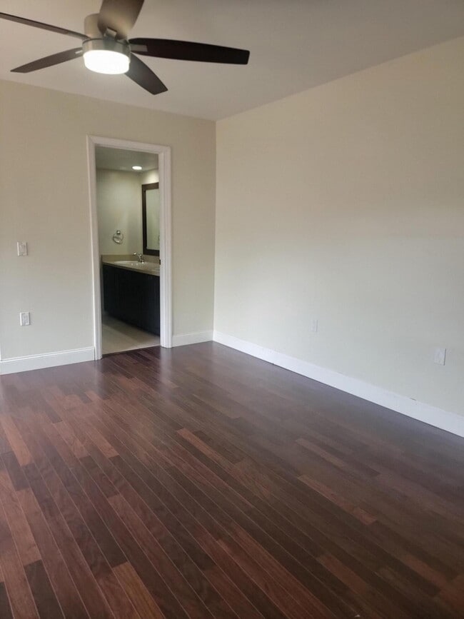 Building Photo - 727 7th Way