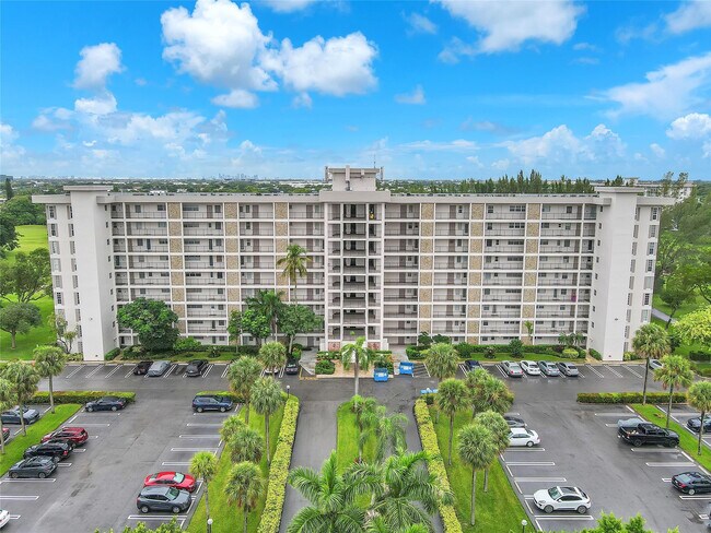 Building Photo - 3150 N Palm Aire Dr