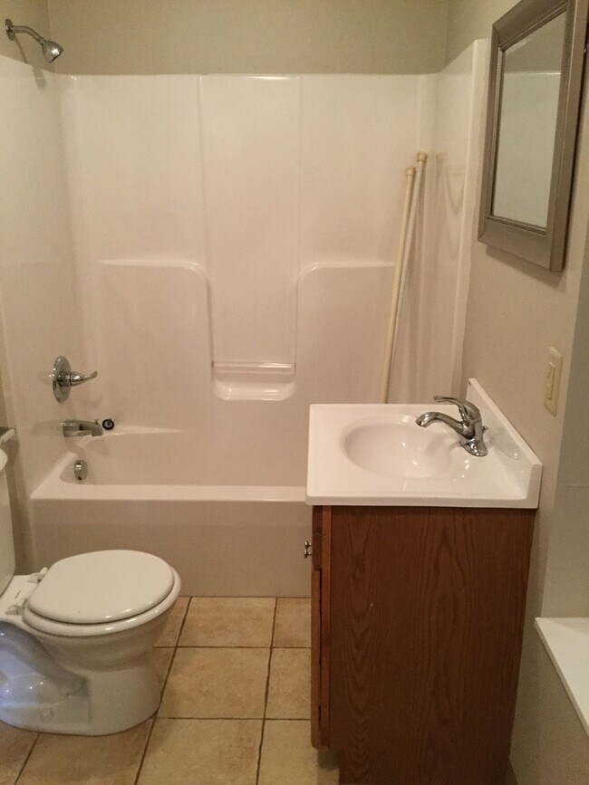 Building Photo - 3 Bedroom, 2 1/2  Bathroom half duplex, $1100 mo - Available December 19