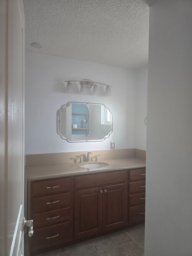 Building Photo - 9063 E Bellevue St