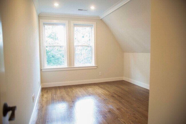 Building Photo - Charming 4 Bedroom-No Broker Fee