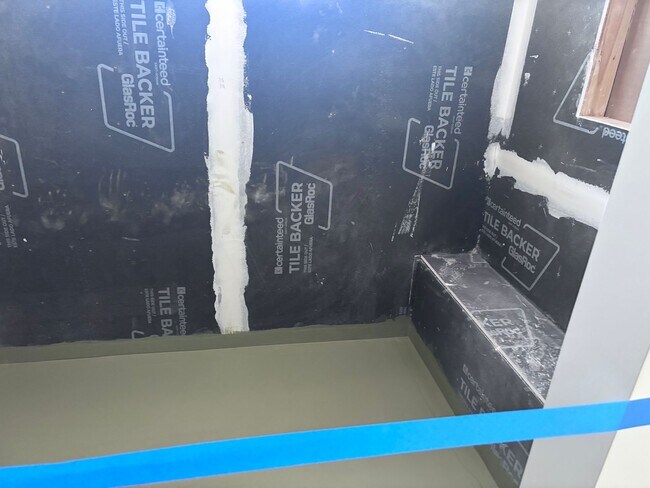 Building Photo - Beautiful 2 story with 6 bedrooms and swimming pool