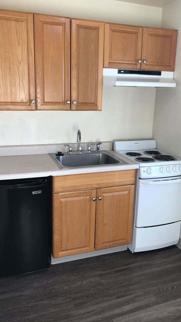 Building Photo - (DUP) Large Studio Apartment - Upgraded Plank Flooring, Large Closets, Top Floor Unit!!