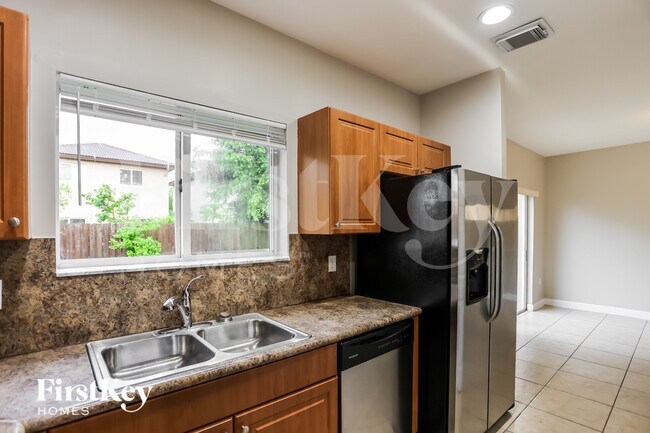 Building Photo - 1119 NE 41st Ave