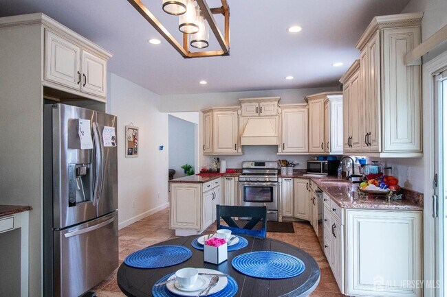Building Photo - 845 Woodbury Dr