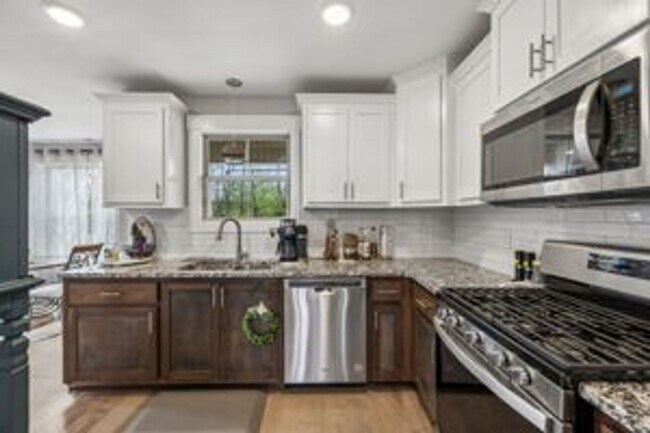 Building Photo - 3 Bedroom 2 1/2 Bathroom Home