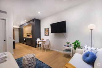 Building Photo - 9 Burney St