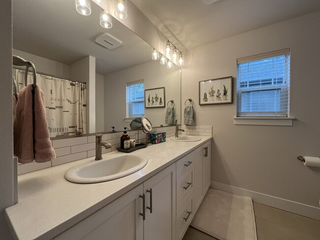 Building Photo - Open Concept 4BR Home with Island Seating, Loft & Spacious Living Room