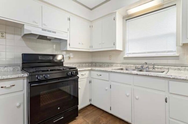 Building Photo - 245 E Smith St