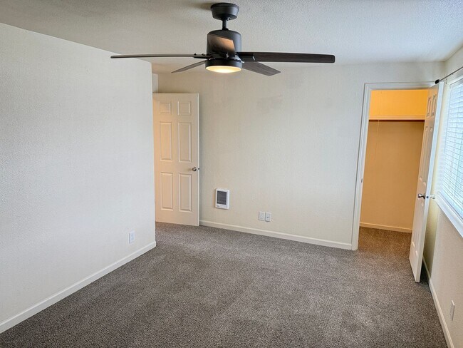 Building Photo - Updated 3-bedroom 1.5 bath duplex in Eugene!