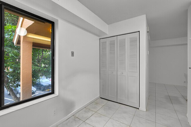 Building Photo - 11255 Green Lake Dr