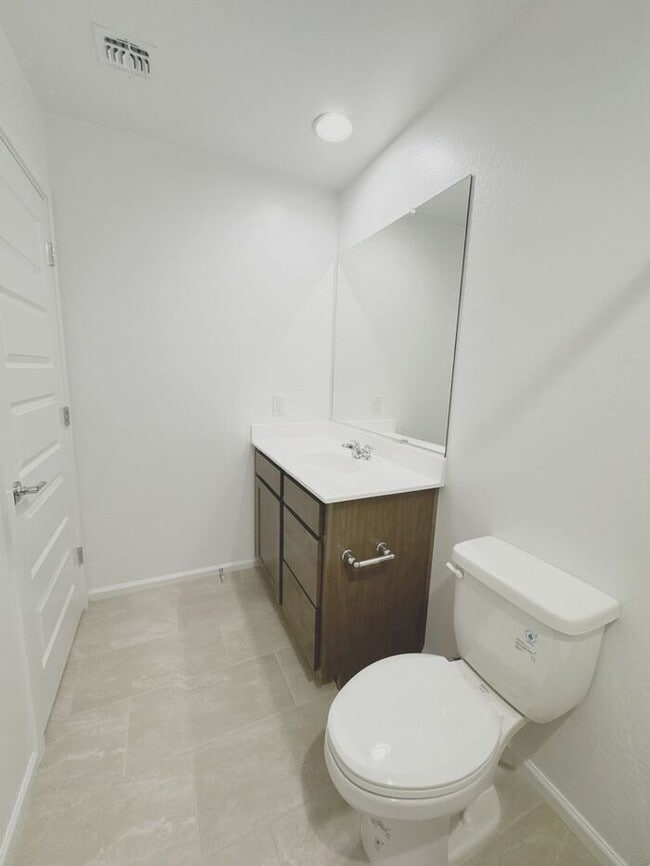 Building Photo - NEW 5 BEDROOM 3 BATHROOM HOME AVILABLE FOR RENT!