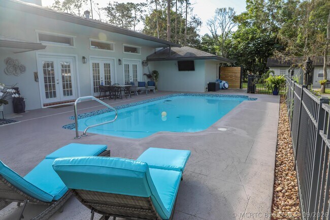 Building Photo - 661 W Rambling Dr