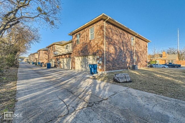 Building Photo - 1341 Lakecrest Ln