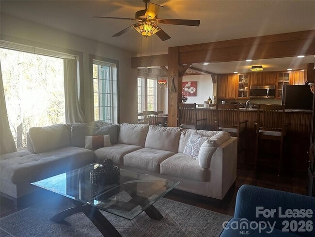 Building Photo - 300 Creekside Wy