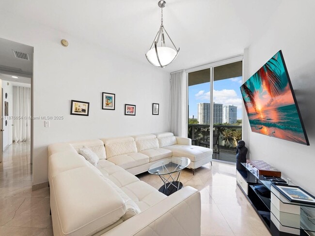 Building Photo - 15901 Collins Ave