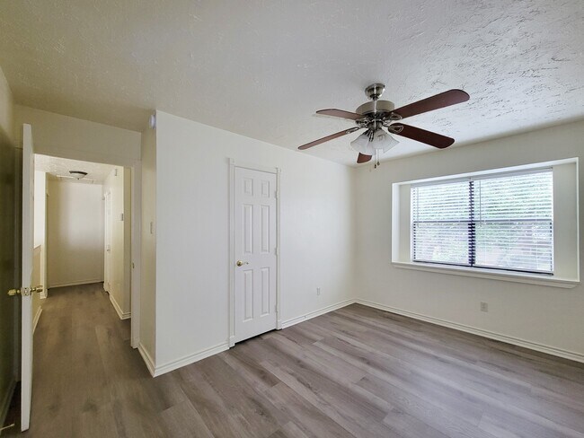 Building Photo - 2118 Creekshire Dr