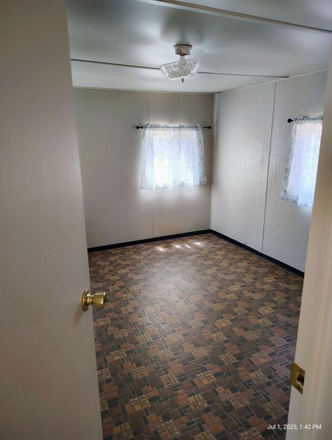 Building Photo - Quiet 2bedroom 1 bath mobile in Country