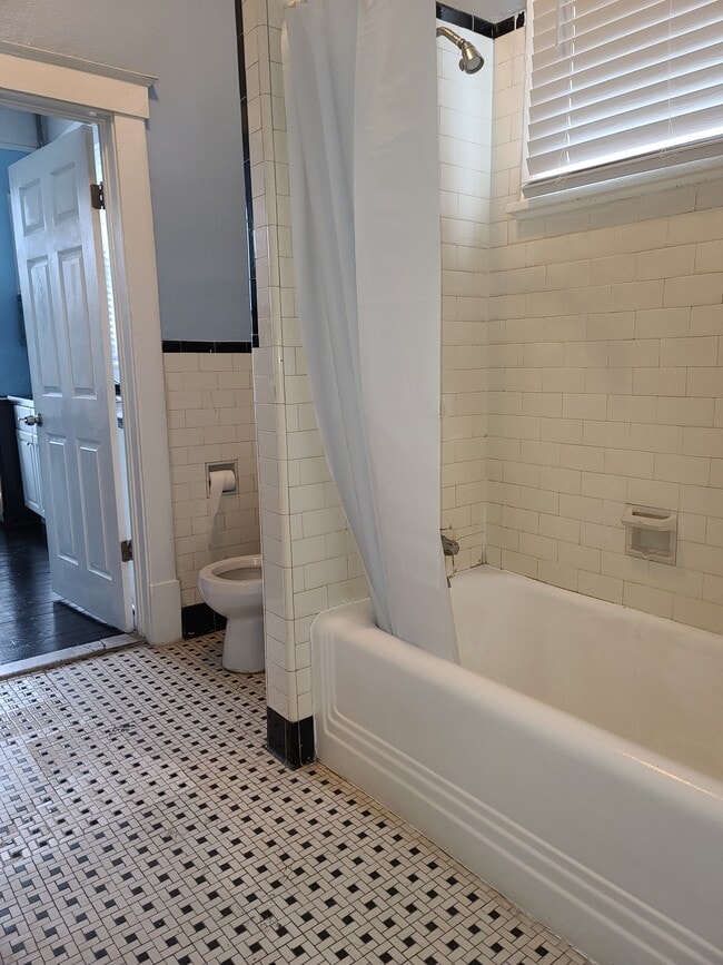 Building Photo - 319 W 33rd St