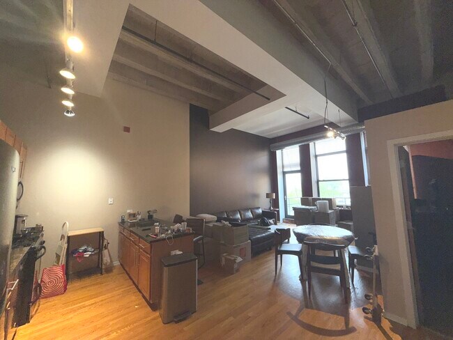 Building Photo - 1645 W Ogden Ave