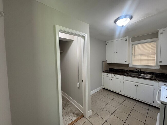 Building Photo - Narrow Lane Home