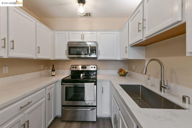 Building Photo - 18 Emery Bay Dr