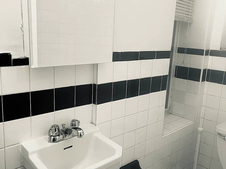 Building Photo - 717 E 5th St