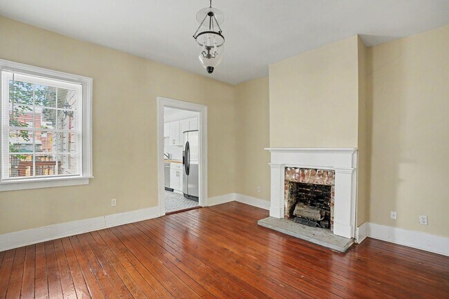 Building Photo - 2 Bedroom Charmer with Sundeck, Wood Floors, and High Ceilings