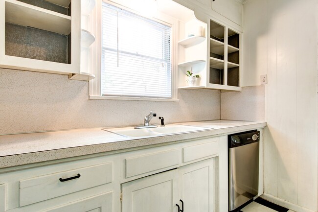 Building Photo - Hyde Park Hideaway! 3/2 with washer/dryer,...
