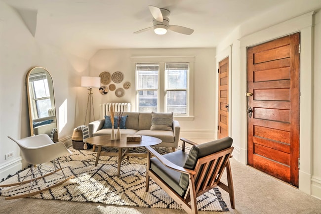 Building Photo - Charming Upper Level Duplex