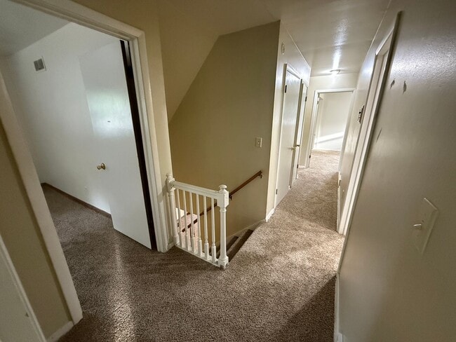 Building Photo - Spacious 5-Bedroom Home for Rent in Sioux ...