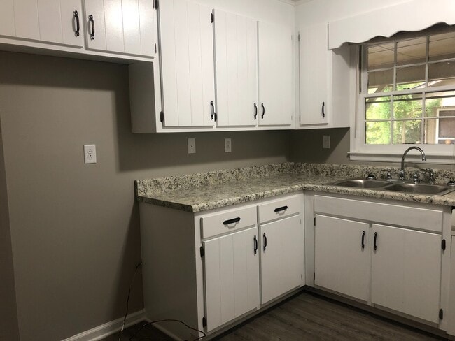 Building Photo - 515 Chateau Dr SE