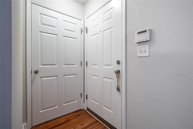 Building Photo - 402 Madison Ln S E