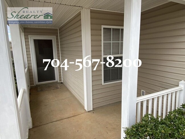 Building Photo - 3 Bed, 2 Bath Ranch in East Charlotte near...