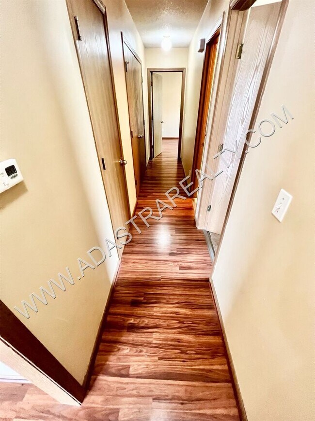 Building Photo - Spacious Gardner Duplex-Available in NOVEM...