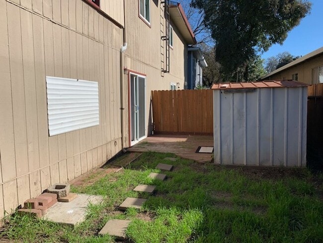 Building Photo - 3 Bedroom, 2 full Bath suite PLUS a PRIVATE fenced backyard w/garden shed.