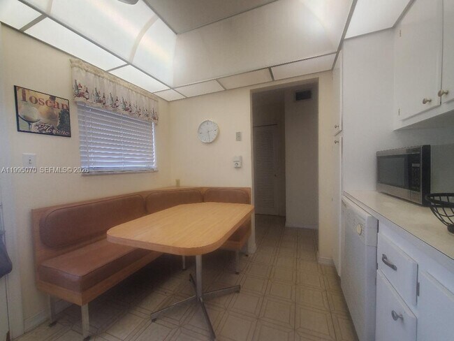 Building Photo - 319 NE 14th Ave