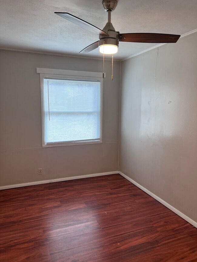 Building Photo - 3 bedroom 1 bathroom House
