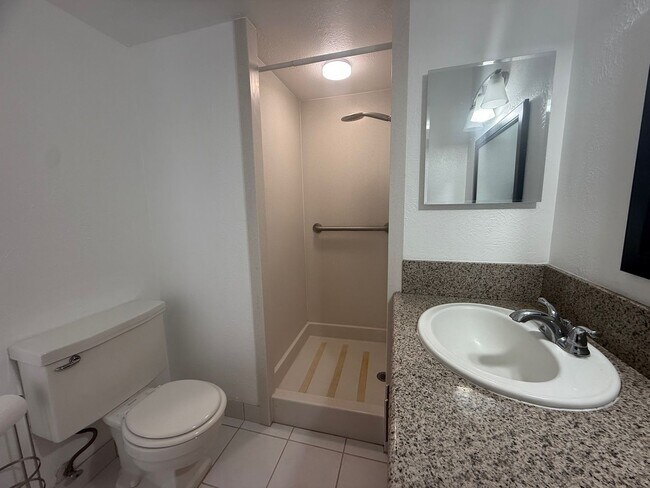 Building Photo - Remodeled 2 bedroom, 1 bath with assigned ...