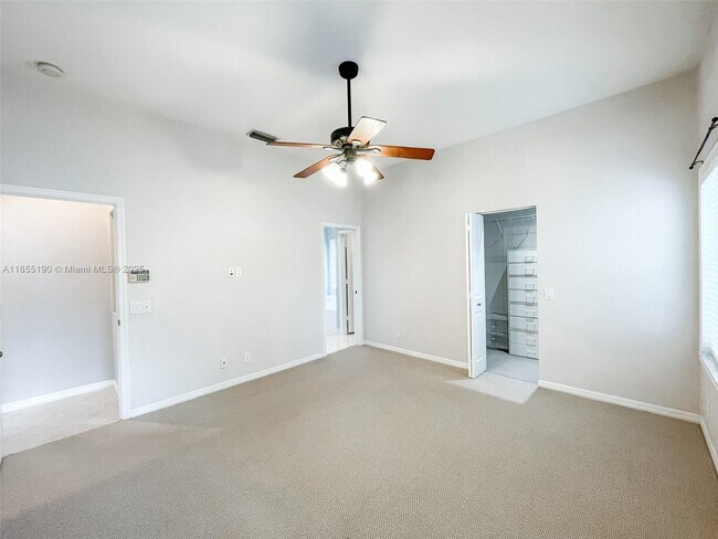 Building Photo - 686 Maplewood Ct