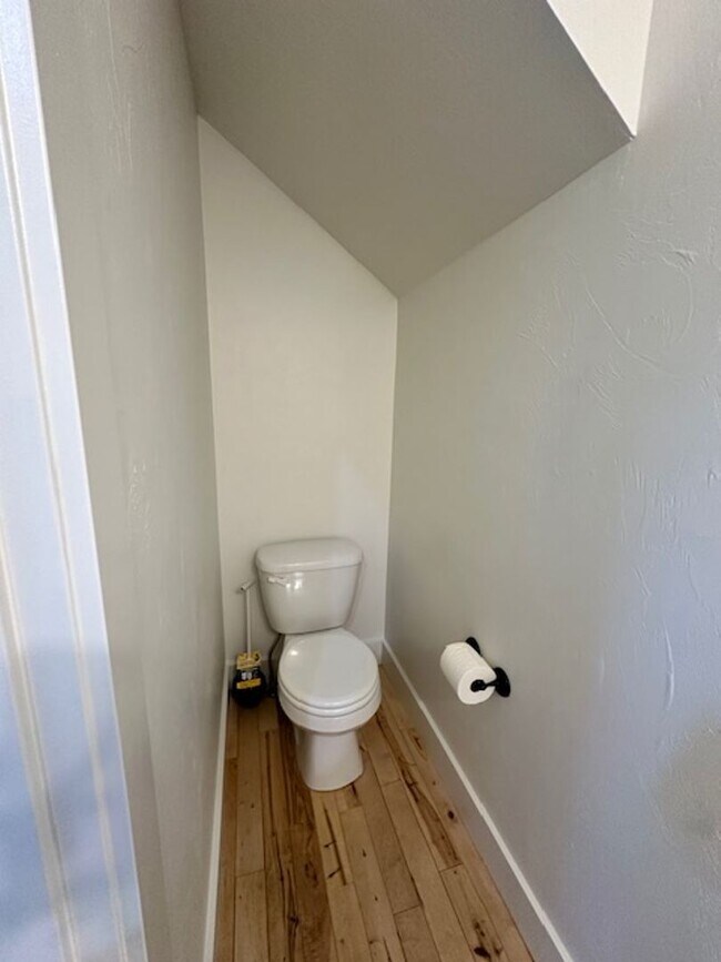 Building Photo - Beautiful 4 bedroom townhome