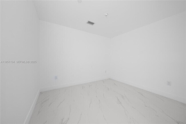 Building Photo - 700 NE 24th St