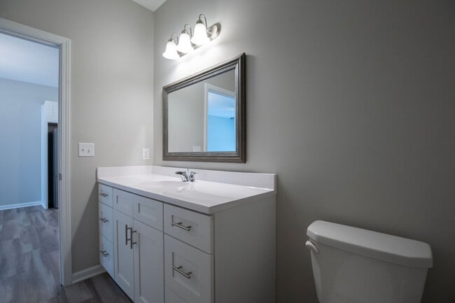 Building Photo - 344 E Stratford Ave