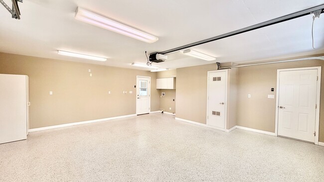 Building Photo - Lovely Single Story Home, Great Neighborhood, Amazing Yard Space, Close distance to Downtown Fall...
