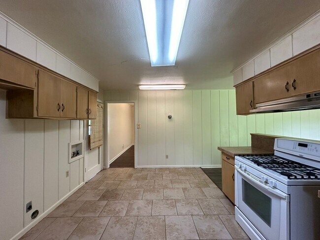 Building Photo - 2725 Tanglewood Dr