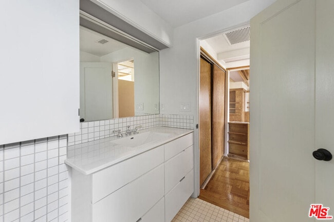 Building Photo - 1807 1/2 Edgecliffe Dr